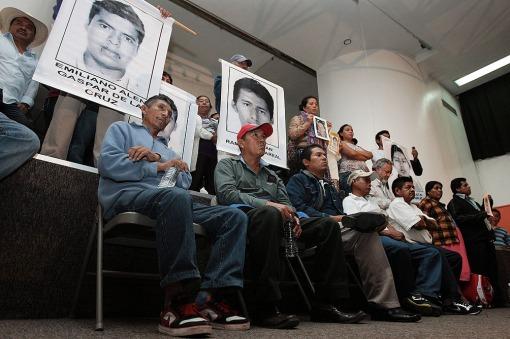 Decepción de los familiares de los estudiantes desaparecidos luego de la reunión con Peña Nieto