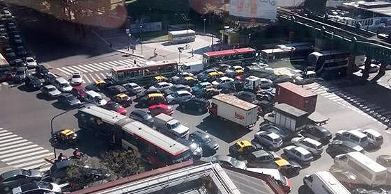 Apagón de semáforos en varios barrios y caos en el tránsito