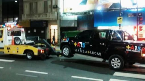 Una grúa de Macri levantó una camioneta de Massa en pleno centro porteño