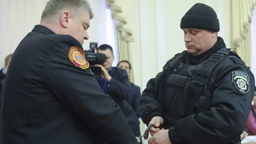 Ucrania: durante una reunión de ministros televisada, arrestaron a dos altos funcionarios por corrupción