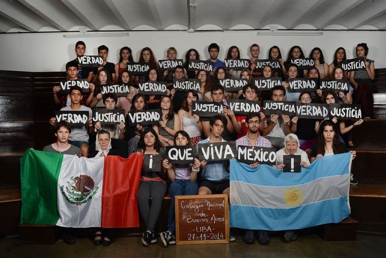 Campaña solidaria en la Feria del Libro con los estudiantes de Ayotzinapa