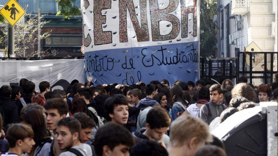 Estudiantes marchan al rectorado de la UBA en rechazo de modificaciones al régimen educativo