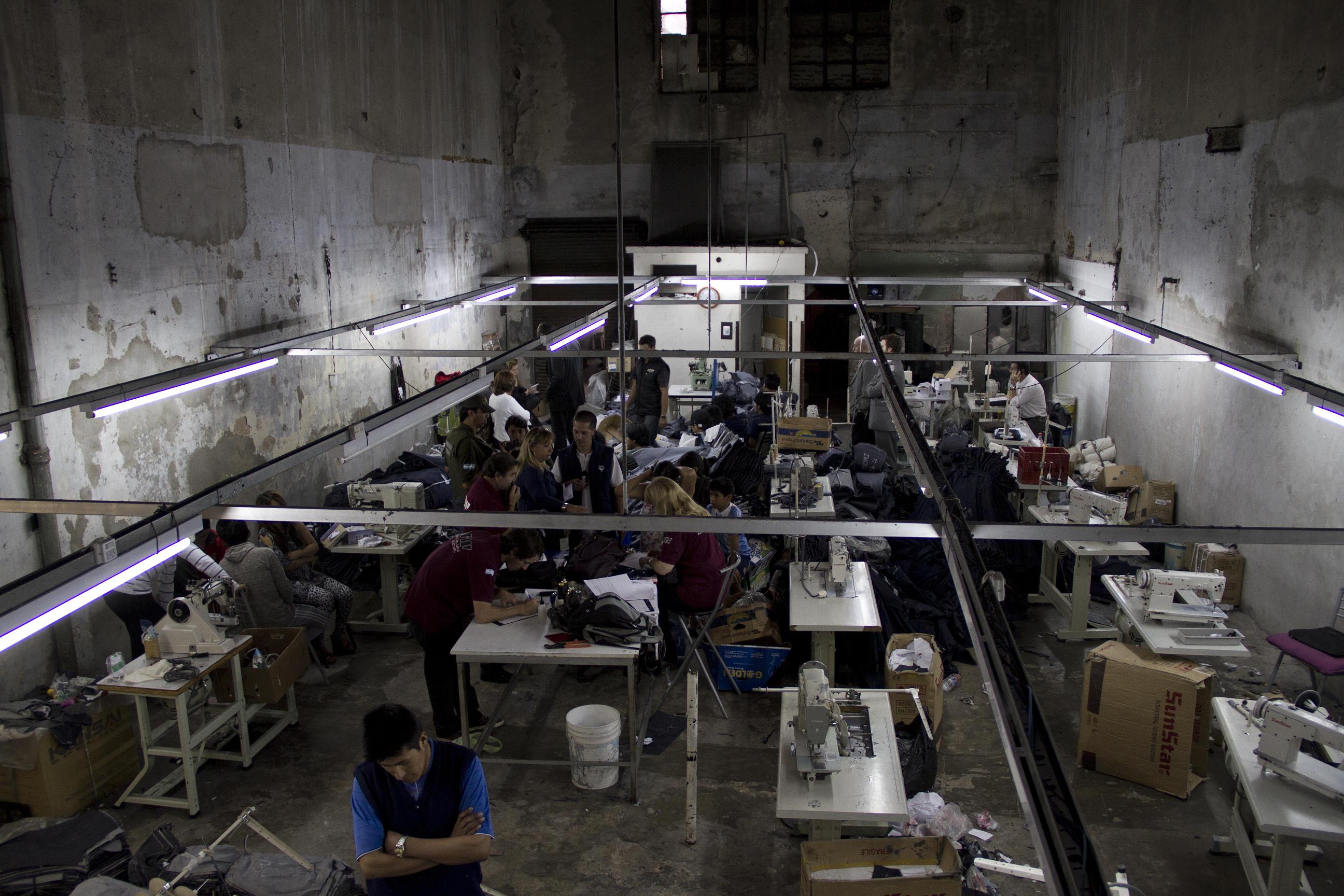 Denuncian que hay 2.200 niños viviendo en 350 talleres textiles clandestinos en Flores