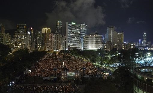 Hong Kong se cubrió de velas encendidas para recordar la masacre de la plaza Tiananmen