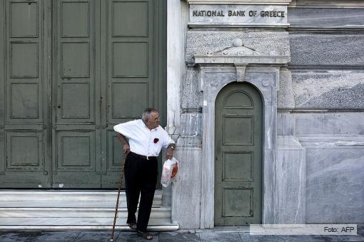 Grecia extiende el corralito y los bancos permanecerán cerrados por los menos hasta el viernes