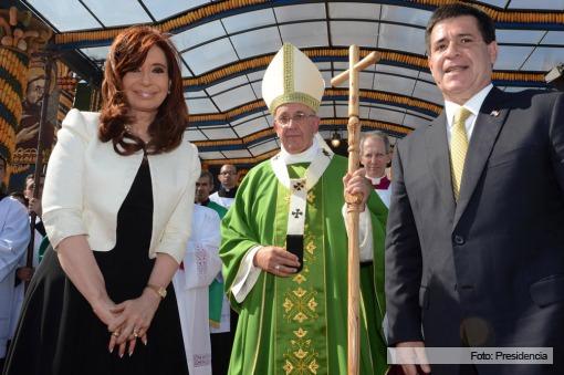 Cristina saludó al Papa tras la misa en Paraguay