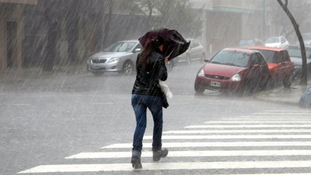 Polémica en La Plata por las boletas “anti-lluvia” de Bruera