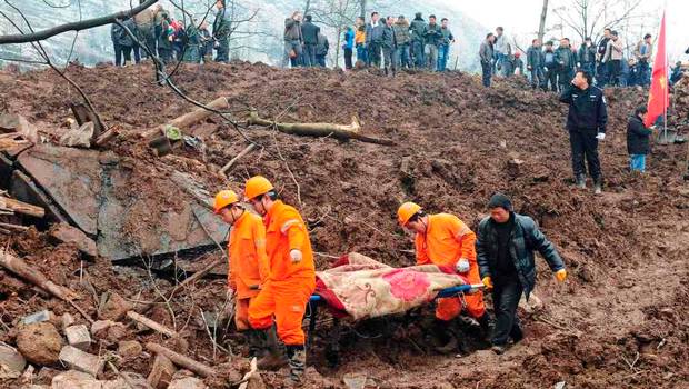 Al menos 40 desaparecidos por una avalancha de tierra en China