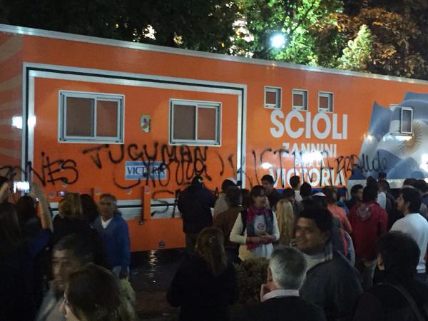 Militante salteño del PRO vandalizó un camión de Scioli