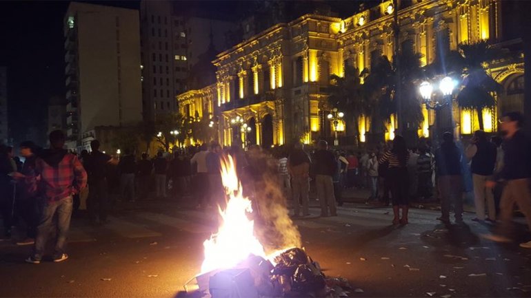 Asesor de Cano propuso incendiar la Casa de Gobierno tucumana