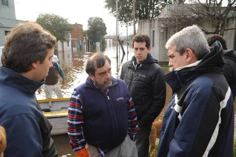 Aníbal Fernández y Wado de Pedro recorrieron las zonas inundadas