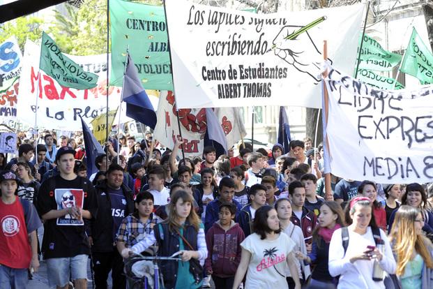 Cientos de militantes se movilizaron en La Plata para recordar la “Noche de los Lápices”