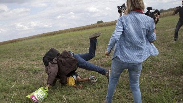 La periodista húngara Petra Laszlo reconoce que pateó refugiados, pero no pide perdón