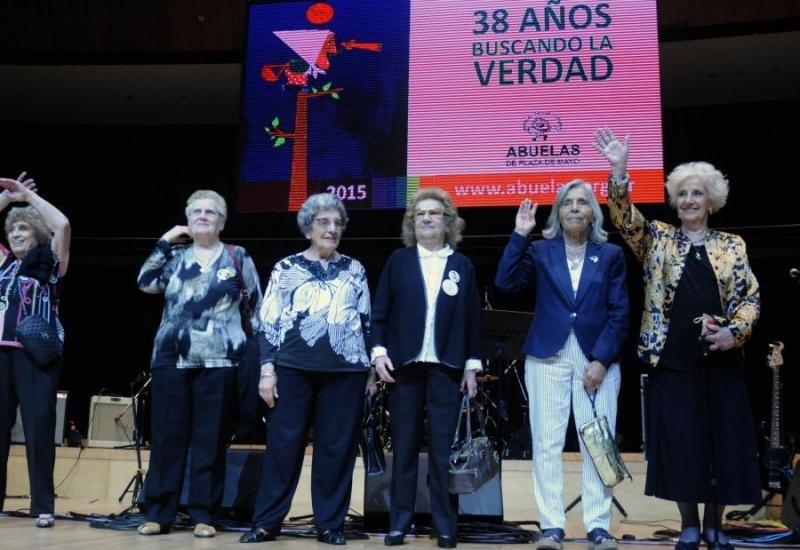 Abuelas de Plaza de Mayo conmemoraron el Día de la Identidad