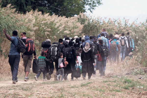 Cerca de 10.000 refugiados ingresaron a Macedonia cruzando la frontera con Grecia