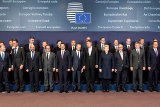 Líderes europeos buscan en la cumbre de la UE una respuesta a largo plazo por la crisis de refugiados