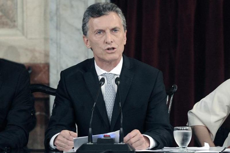 Macri firmó un decreto para revisar las contrataciones
