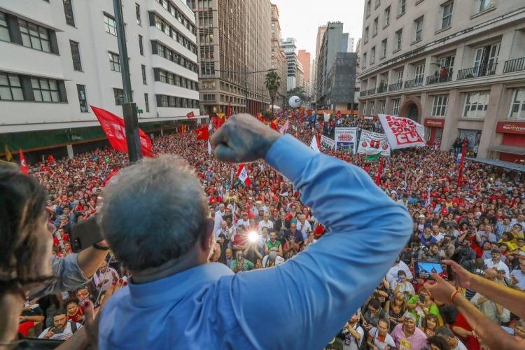 Con un multitudinario apoyo, Lula espera sentencia para saber si irá a la cárcel o será candidato a presidente