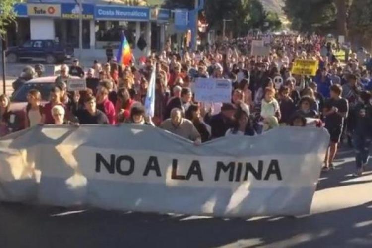 Reprimen a manifestantes durante la marcha contra la cumbre minera en Chubut de la que participó Aranguren