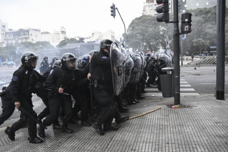 Prohíben a la Policía de la Ciudad llevar armas de fuego durante la movilización del 8M