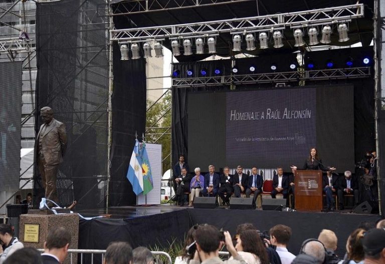 Cambiemos inauguró una estatua de Alfonsín en La Plata