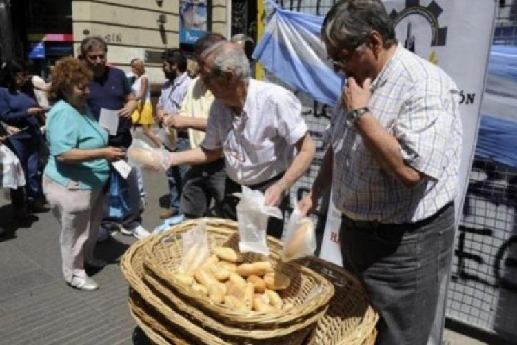 En señal de protesta contra el aumento de tarifas, regalan 5 mil kilos de pan frente al Congreso