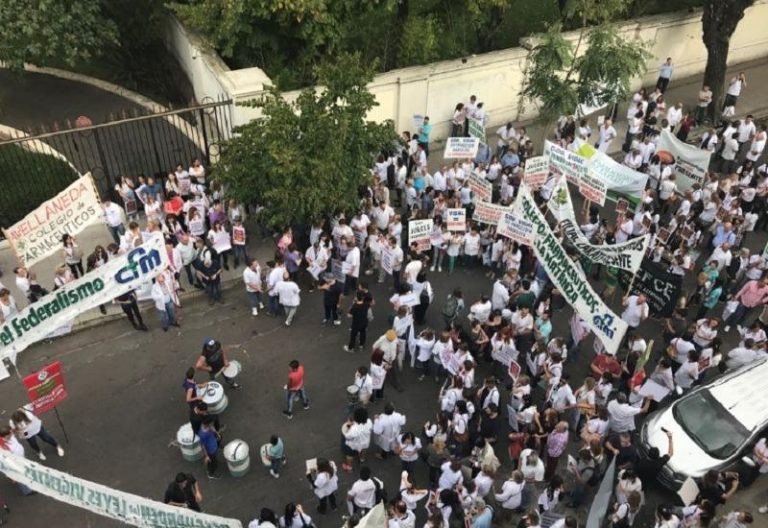 Masiva marcha a Gobernación contra el desembarco de Farmacity