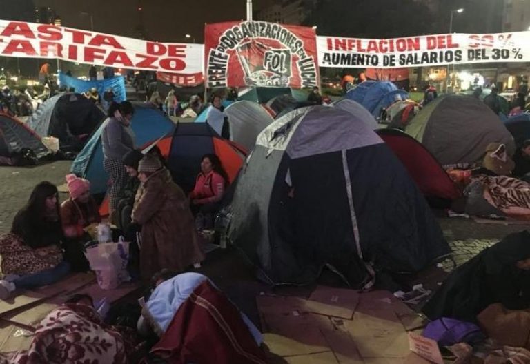 Contra el FMI: organizaciones sociales acamparon durante la noche en el Obelisco