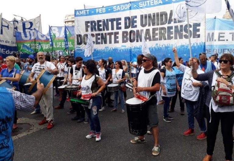 En su segunda jornada de paro, los docentes marchan en La Plata