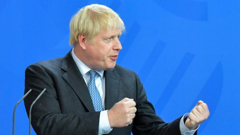 Boris Johnson suspende al Parlamento para avanzar con su Brexit