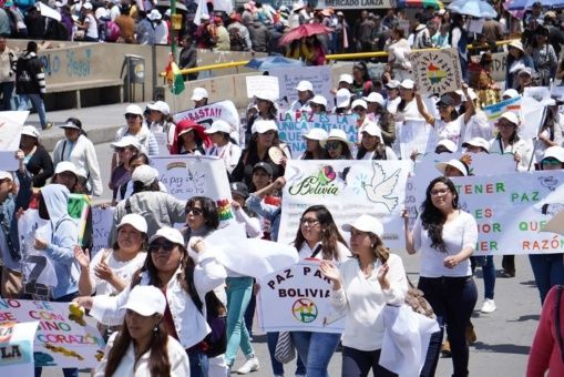 Mujeres marchan de nuevo en Bolivia contra racismo opositor