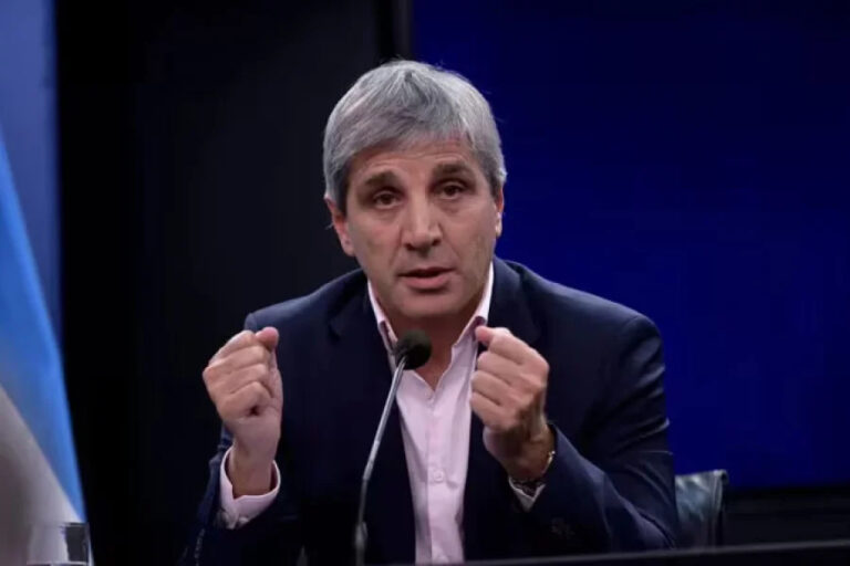 Según Luis Caputo, «la gente va a tener que vender dólares para pagar impuestos»