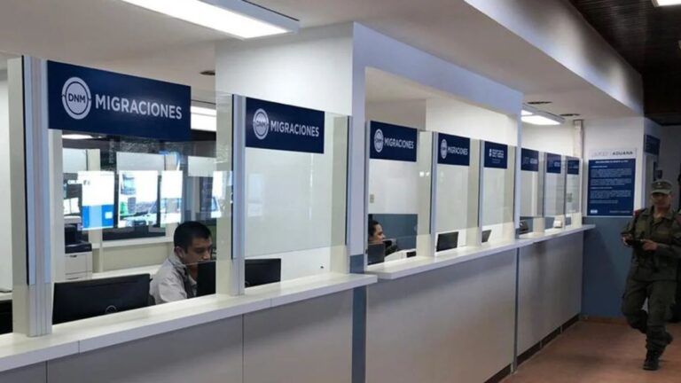 El Gobierno oficializó la reforma migratoria que endurece el acceso a la salud, la educación y la permanencia en el país