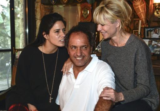 Scioli, junto a su familia, en Tigre espera el cierre de los comicios