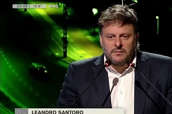 Santoro cruzó a Adorni en el debate porteño: «La motosierra genera crueldad»