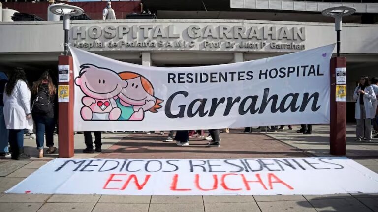 Los residentes del Hospital Garrahan levantaron el paro y se reincorporarán a sus puestos de trabajo ante la amenaza del Gobierno nacional